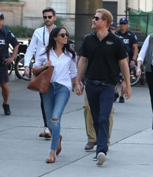 Дырявые джинсы с распродажи: Меган Маркл продолжает нарушать правила дресс-кода королевской семьи