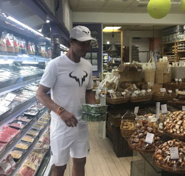 Рафаэля Надаля заметили в продуктовом магазине после победы на Уимблдоне