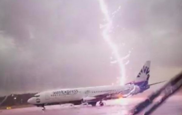 В Цюрихе молния ударила в пассажирский самолет во время разгона по трассе