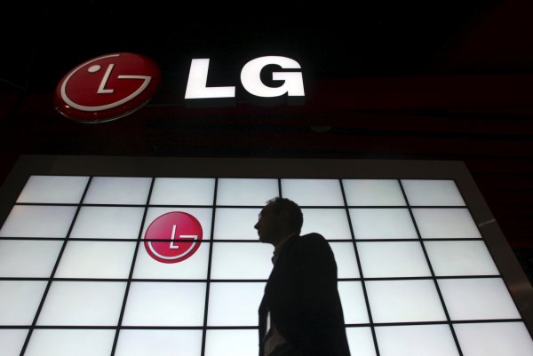 LG создаст первый складной смартфон