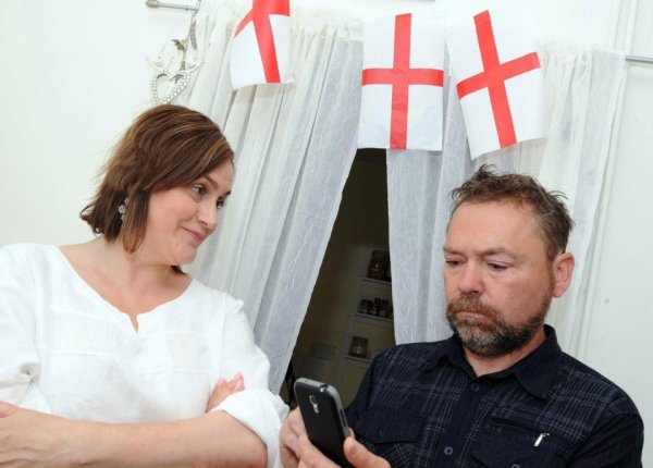 Британские возлюбленные опасаются, что на их свадьбу никто не придёт из-за Чемпионата мира