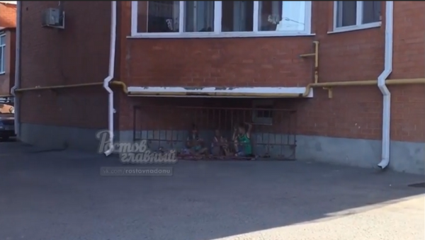 «Детки в клетке» во дворе жилого дома в Ростове стали героями видеоролика