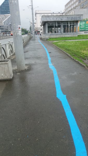 «Не руками, но от души»: в Екатеринбурге нарисовали синюю линию-путеводитель для паломников