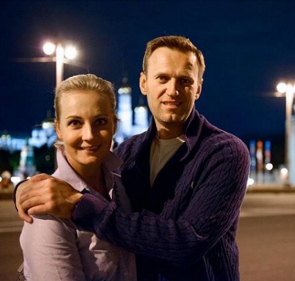 Алексей Навальный продолжил посещать место смерти Бориса Немцова