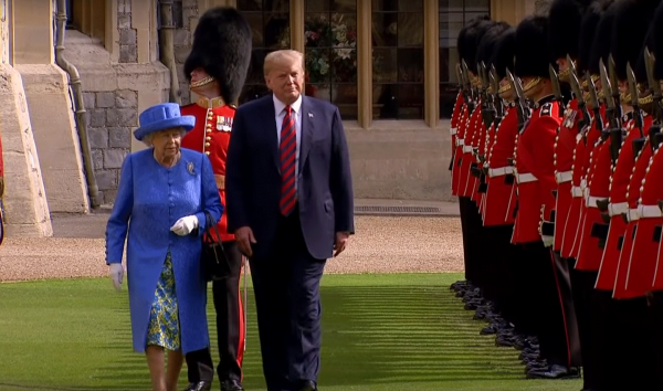 Трамп пренебрег этикетом во время встречи с Елизаветой II, чем оскорбил Великобританию