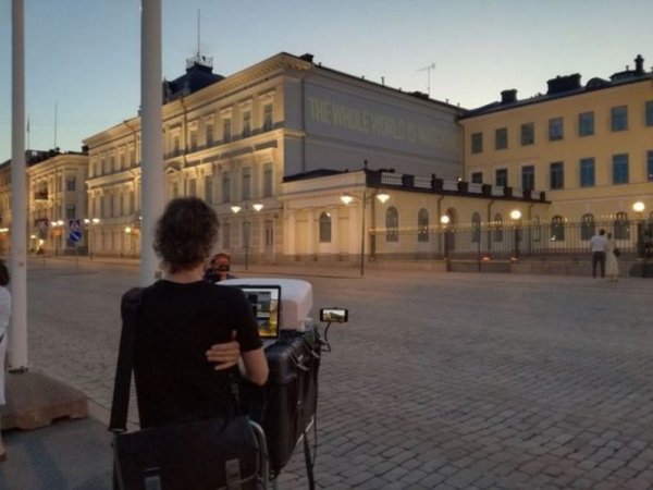 «Весь мир наблюдает»: Лозунг в Хельсинки спроецировали на здание