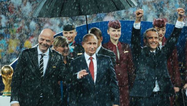 СМИ назвали Путина главным в мире после инцидента с зонтом
