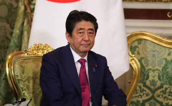 Японская оппозиция разработала резолюцию о недоверии правительству