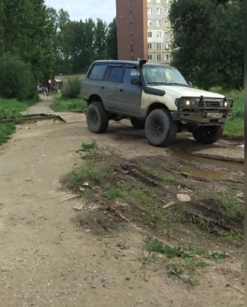 Слишком крутой джип: Жители Ярославля раскритиковали автохама