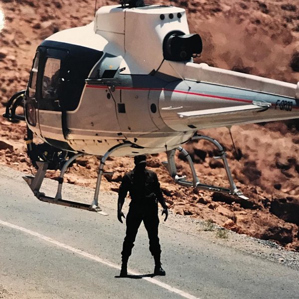 Безумные трюки на вертолете в каньоне: Пилот снял видео от первого лица