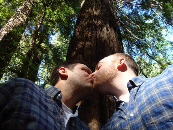 В сеть «слили» миллионы интимных фото геев